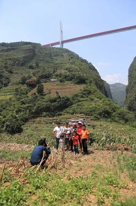 人民日报记者聚焦贵州公路交通建设 表示被震撼